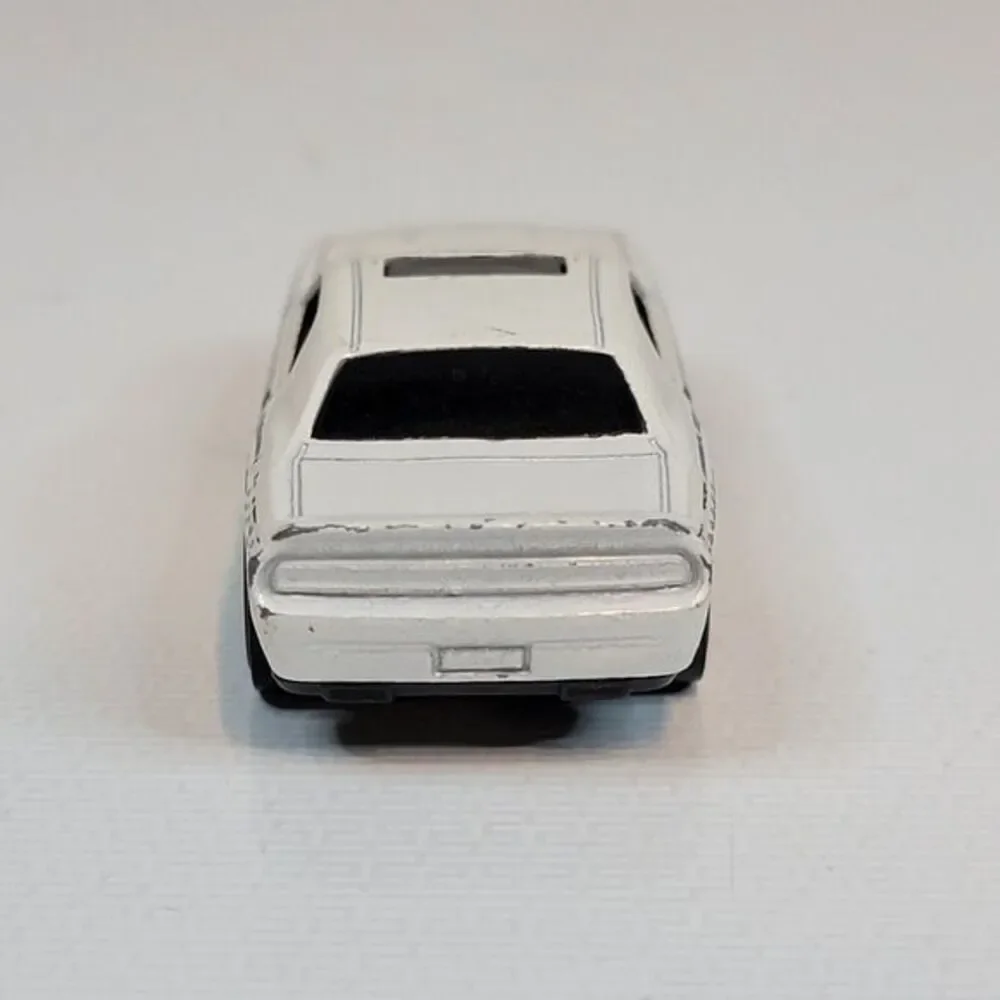 Hot Wheels ‘08 Dodge Challenger SRT8 White / '71 Dodge Charger Red‎ Lines Yellow